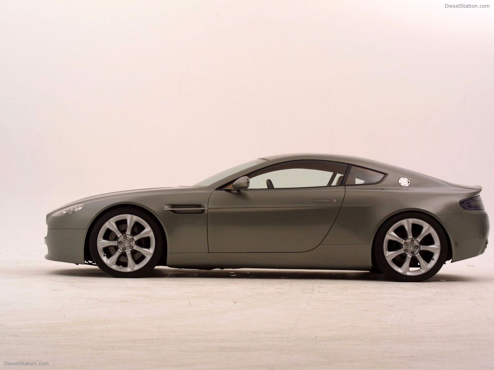 Aston Martin Vantage AMV8